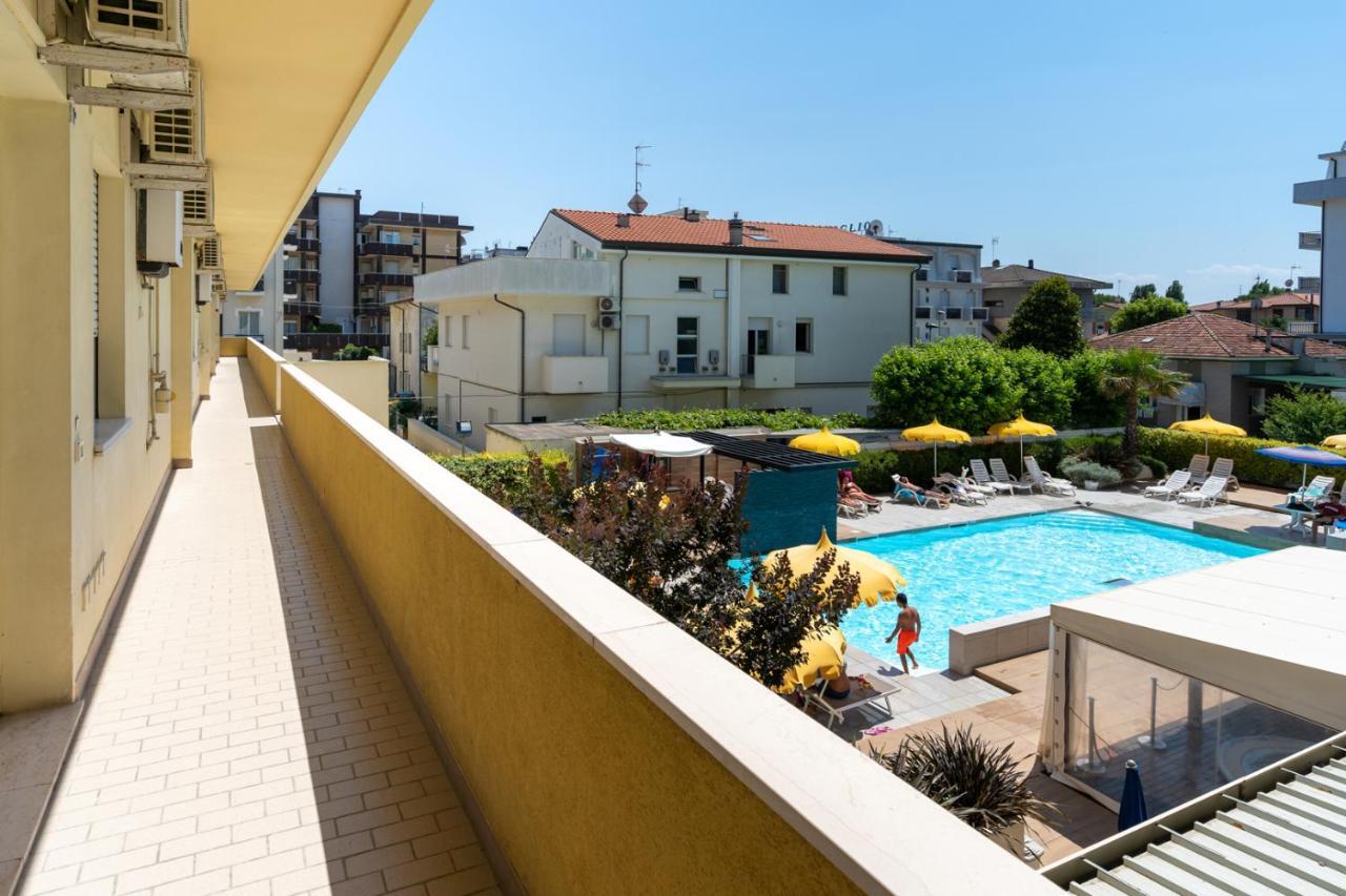 Appartamenti Montmartre Ρίμινι Εξωτερικό φωτογραφία