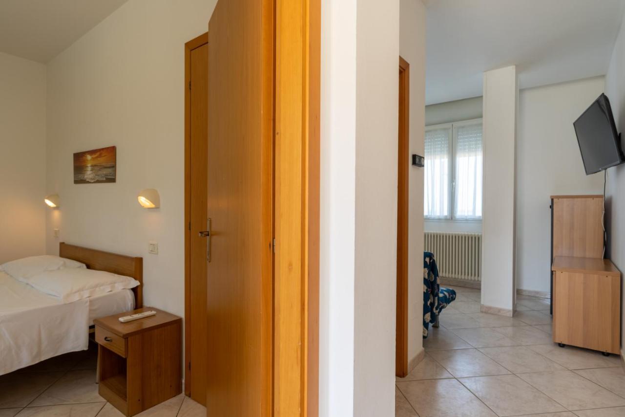 Appartamenti Montmartre Ρίμινι Εξωτερικό φωτογραφία