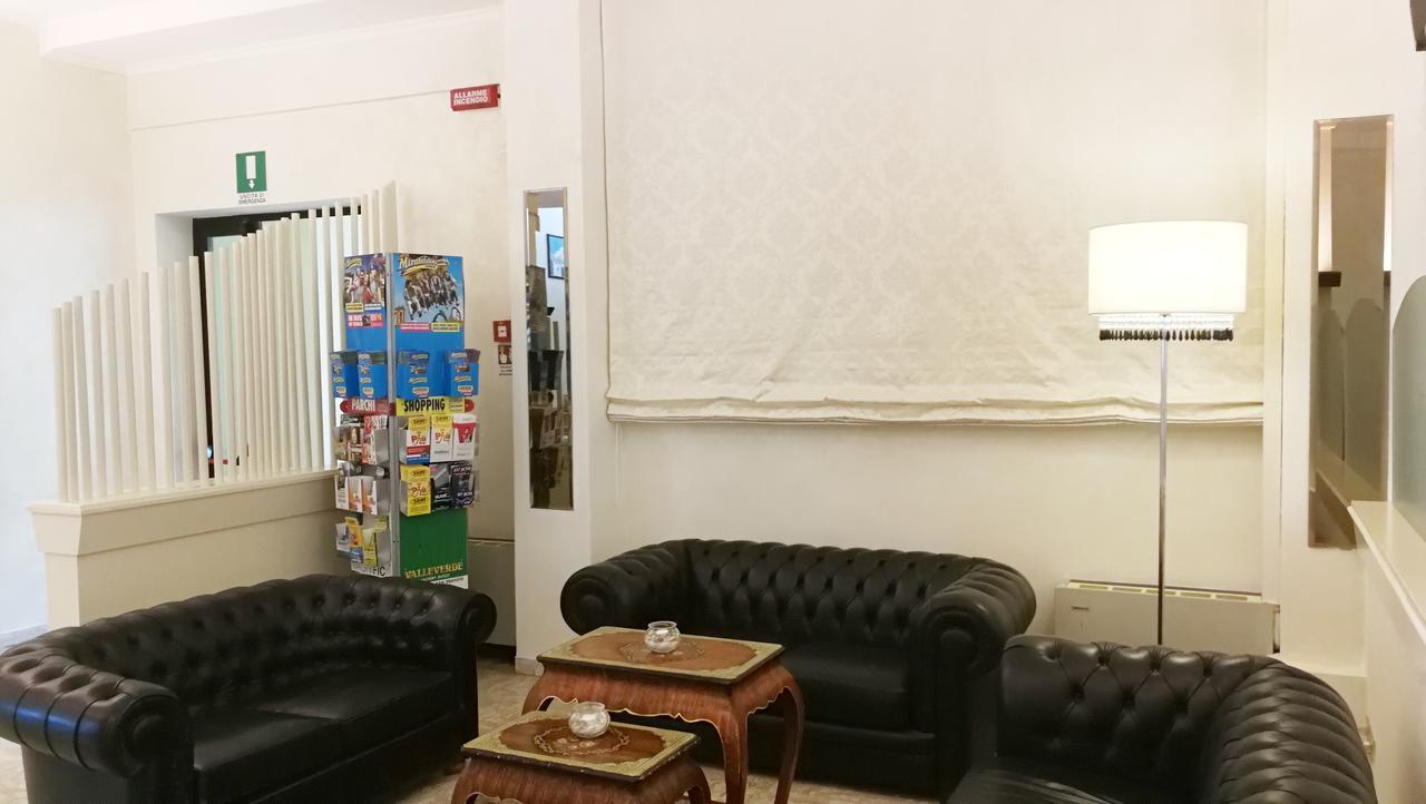 Appartamenti Montmartre Ρίμινι Εξωτερικό φωτογραφία